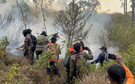 Polres Batu Terjunkan Personel Tangani Karhutla di Gunung Buthak dan Sterilisasi Jalur Pendakian Panderman