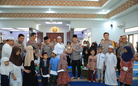 Singgah di Masjid Natabel Jannah, Wakapolri Komjen Dedi Prasetyo Berbagi Santunan dan Jumat Berkah