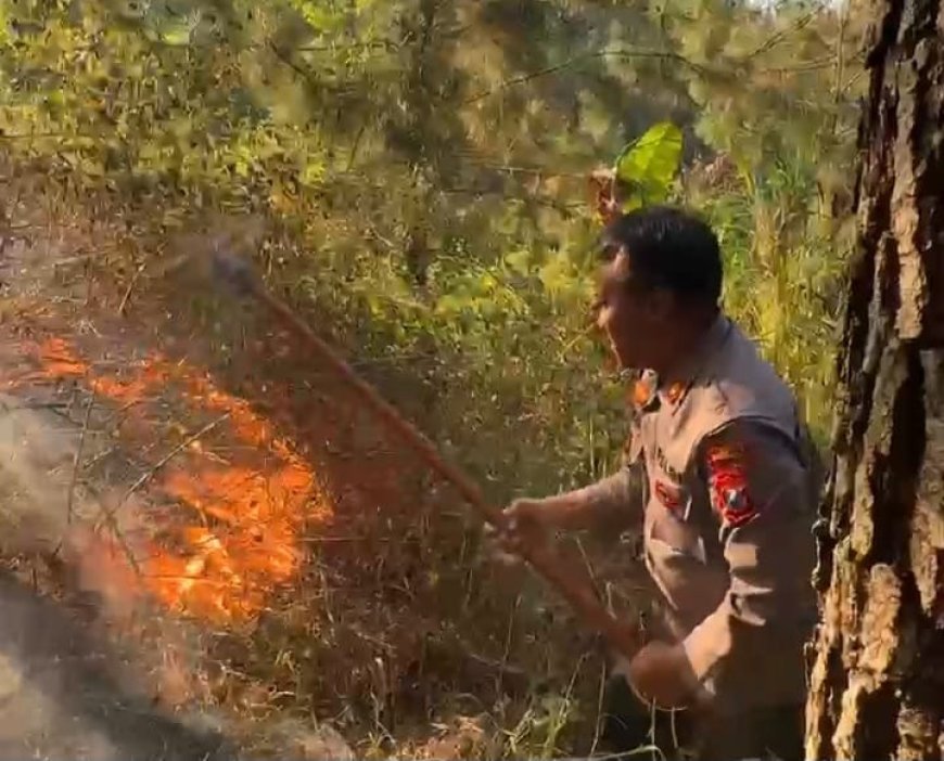 Polres Magetan Bersama Tim Gabungan Tangani Karhutla di Panekan Lereng Gunung Lawu