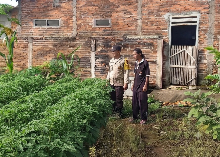 Bhabinkamtibmas Konsisten Dukung Ketahanan Pangan melalui Pemanfaatan Lahan